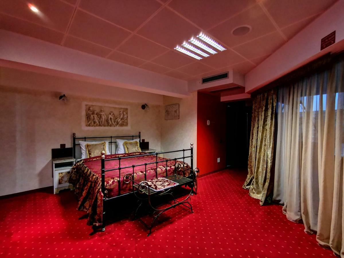 Best Deal City Break At Grand Pier Boutique Villa With One Day Free Welcome Breakfast Only For King Deluxe Rooms And Bookings For Minimum 4 Nights Βουκουρέστι Εξωτερικό φωτογραφία